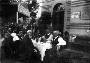 Cesare Agostinelli, en el centro sentado junto a Errico Malatesta (con gorra), en una dinada de compañero (Imola, 1913)